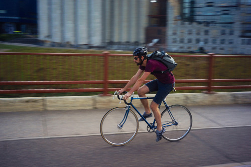 bisikleta: Panning a fixie (by rexp2)