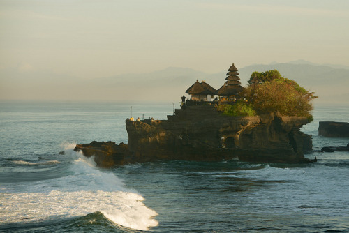 Early morning at Tanah Lot, Bali / Indonesia (by Bernardo Ricci Armani).