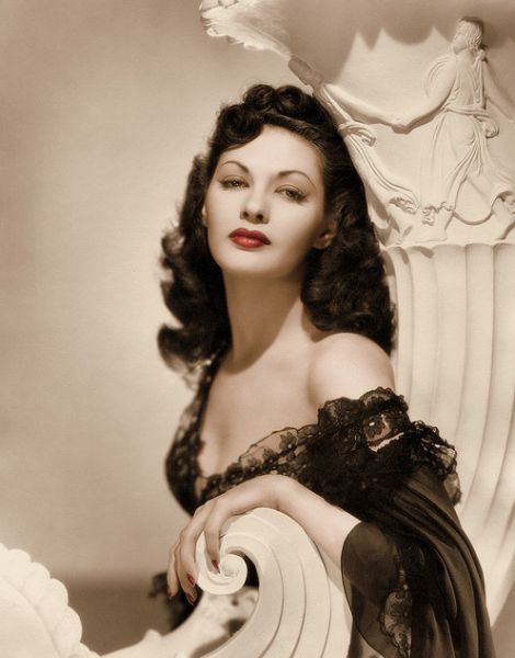 swingwithastaire: Yvonne De Carlo, 1940s.