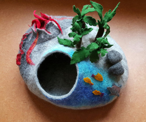 sosuperawesome:  Cat (or Dog) Caves and DIY Tutorial by Felt For Cat on Etsy More Pet Beds Follow So