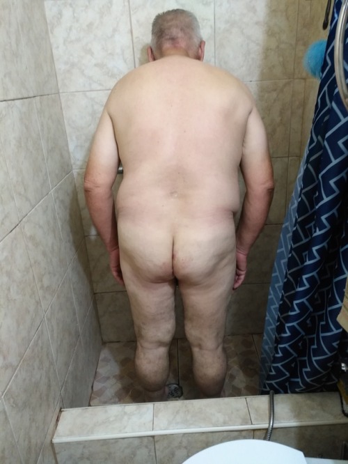 gopepiux69me:tomando una ducha apasionada con Don Lucho, que rico eres papito.