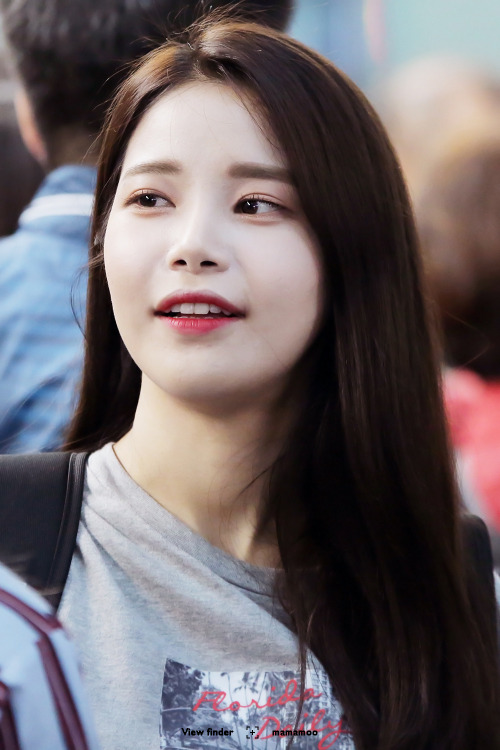 fy-yongsun:160624 Solar @ Incheon Airport© View Finder for Mamamoo | do not edit or crop the logo.