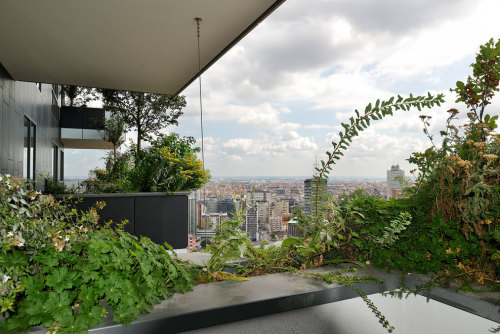 archatlas:  Bosco Verticale Boeri Studio (Stefano Boeri, Gianandrea Barreca, Giovanni La Varra) Italian architect Stefano Boeri designed this high-rise apartment buildings using trees and vegetation for its façade. ‘Bosco Verticale’ uses this