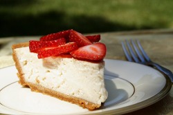 im-horngry:  Vegan Strawberry Cheesecake -