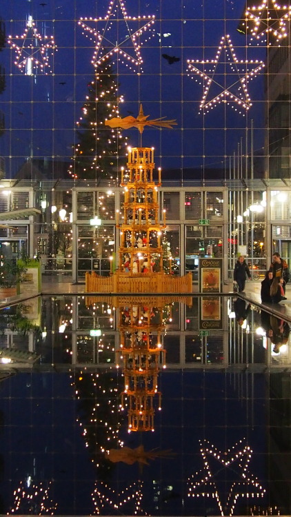 lknapp:Bild des Tages: Weihnachtspyramide im World Trade Gebäude in Dresden