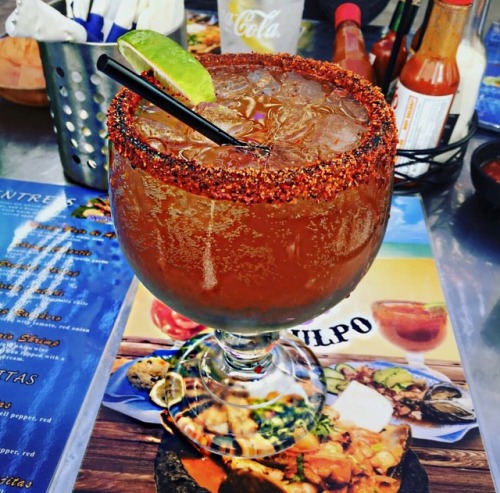 Sigo vaciando botellas pa darle gusto a mi corazon