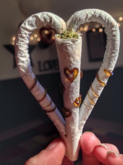 shesmokesjoints:  In honor of Valentines Day: My first heart joint, rolled for this weeks national joint league matchups on Instagram, SheSmokesJoints on everything :) 