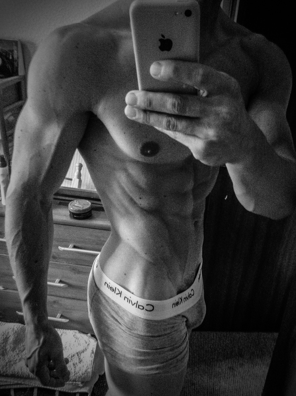 vegaskittycat:  shiversurfer:  When your waist relies on your ass to hold clothes