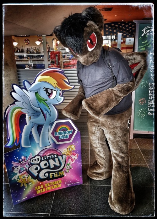 This Sunday Qetesh met a few other ponies at a Cinema in Karlsruhe to watch a sneak preview of My Li