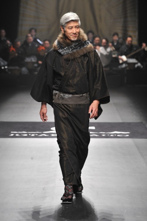 ellensama:My favorite silver fox Japanese runway model is back in another round of amazing designs by Jotaro Saito. Looking even more handsome and always smiling among a sea of serious and frowning models. I still don’t know his name and it kills me!
