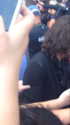 harrysbuttplug:  SOMEONE PINCHED HARRY ON THE RED CARPET LOOK AT HIM   Ouch! That&rsquo;s a big ass pinch.