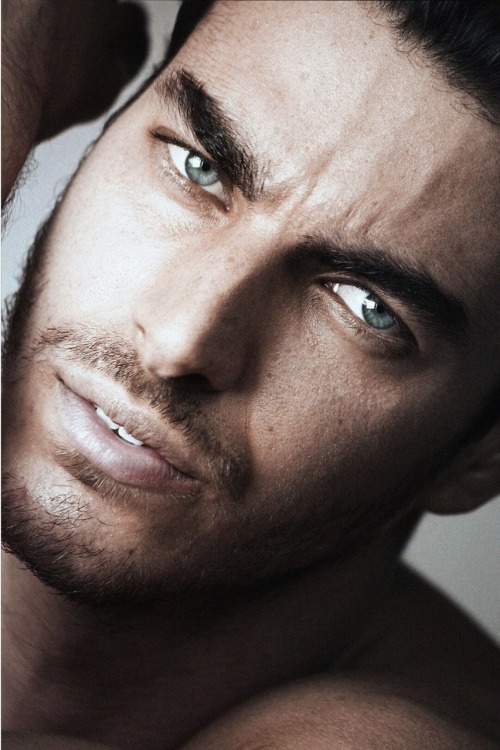 Serious eyeporn. Gui is such a beautiful man. Jeepers creepers, where did you get those peepers.