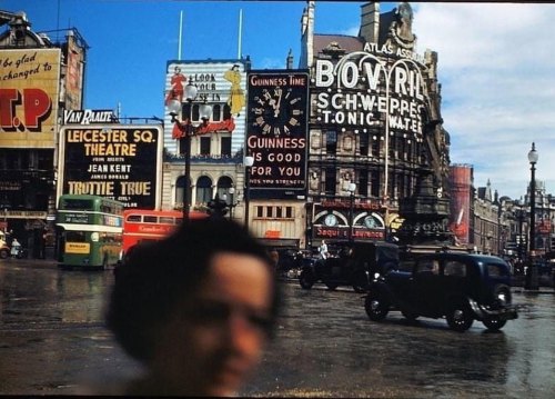 Piccadilly Circus, London, 1949 #london #kodachrome #uk #england #1940s #snapshot #snapshots #Photo 