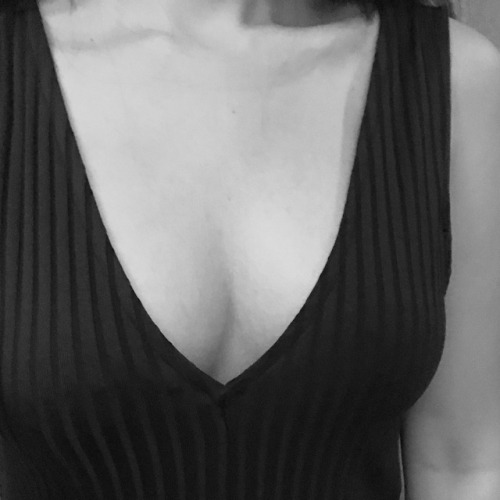 Porn photo hornynaughtybunny:  Friday’s cleavage 😏