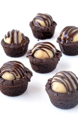 sweetoothgirl:  CHOCOLATE COOKIE DOUGH COOKIE CUPS