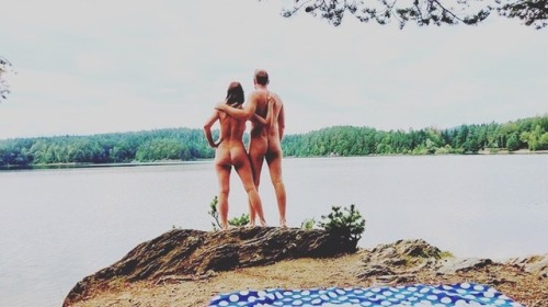 PICNIC | BUTT These #butts have found a lovely spot for a bit of a cheeky #picnic! Loving the #anony