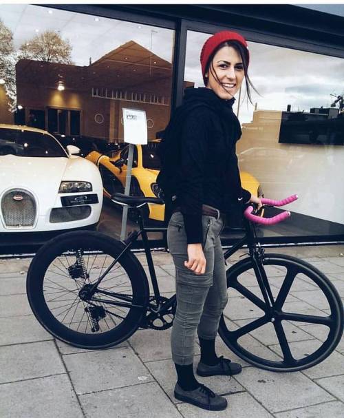 javi-ballestero:@katadzsi #girlbike #bugatti #girlsgonefixie #ridegirl #smile #ridelikegirl #fixedgi