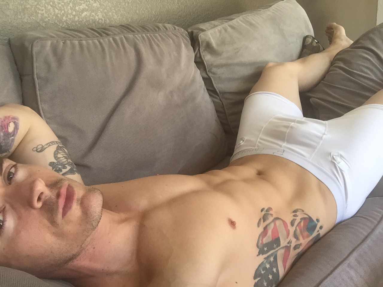 mystraightfriend:  Mystraightfriend.tumblr.com