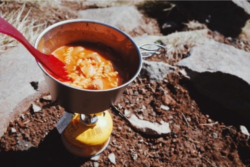 お山 de ごはん 山で食べると何でも美味しいけど さくちゃんのスープは本当に美味しい あったかいものは体に沁みる 今年の出だしはおしるこのお餅焼いててグローブ溶けたから火の元注意 お米も一回きりしか