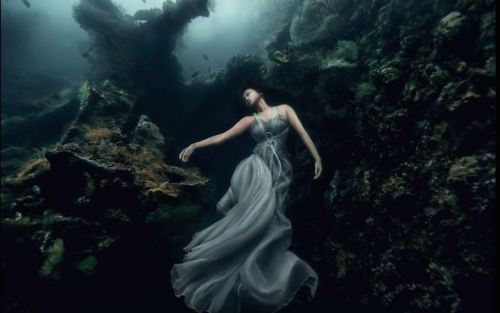 bobbycaputo:  Stunning Underwater Shipwreck Portraits Taken Off the Shores of Bali Montreal-based photographer Benjamin Von Wong, who wowed us with his shockingly creative photos of a man on fire, is no stranger to epic concepts and photo shoots. His