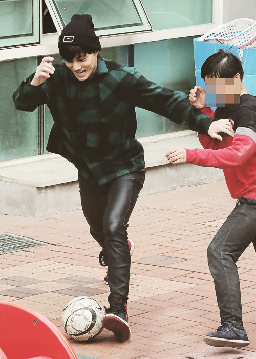 kai-laydoscope:  Kim Jongin, the one who enjoys the game more than the kids 