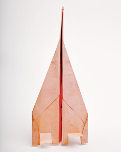 berndwuersching:For more than twenty years, Harry Smith (1923–1991) collected paper planes that he found on the streets of New York. Now 251 planes have been documented in Paper Airplanes: The Collections of Harry Smith Catalogue Raisonné, Volume I,