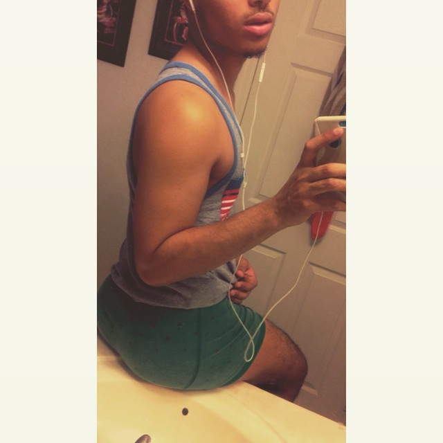 michaelaboria:  Thot pose lol 😂 late night workout 💪🙈