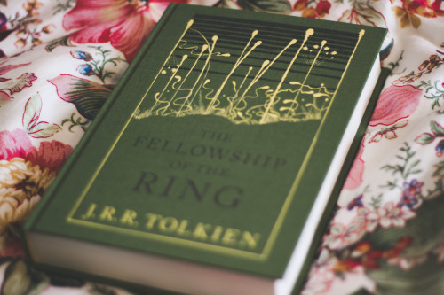 nineteenoone:Closeup/Detail shots of my Lord of the Rings + Hobbit box set books.