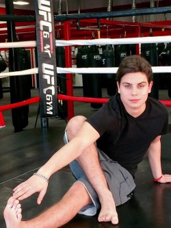 jaketaustin-arg:  jaketaustin: Stretched it out before my session. #UFC #TrainWithUFC #WHHSH 