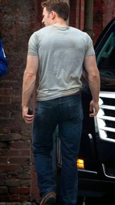 sunny-is-sherlokid:  just-call-me-mrs-captain:  thewife101cevans:  Simply “Back Appreciation”. In jeans. With a belt peek. Veins, hands, fingers, boots…  I couldn’t NOT post this beautiful artwork.  Back appreciation is right! And the ratio! That