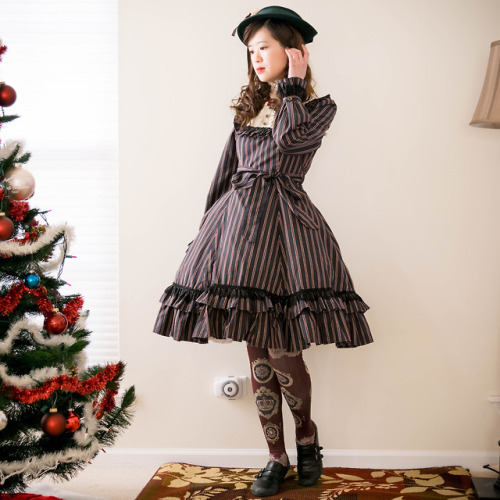 petit-piaf: Christmas at my parents’ place.  I forgot my petticoat and had to buy a quest