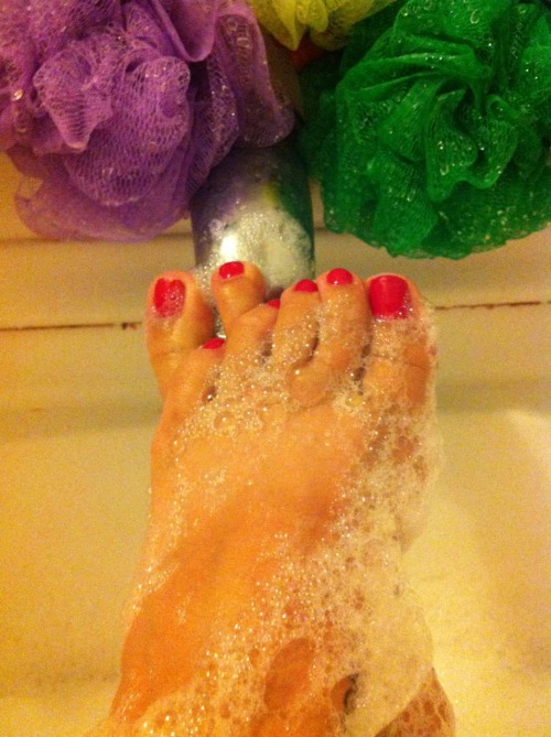 bjproductions365:  footfantasy28:  Relaxing in my nice hot bubble bath! for more of my feet and sexy