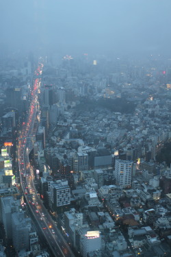 kakuku:  六本木、17時。雨の中でも、人が通る道は力強く光ってた。 