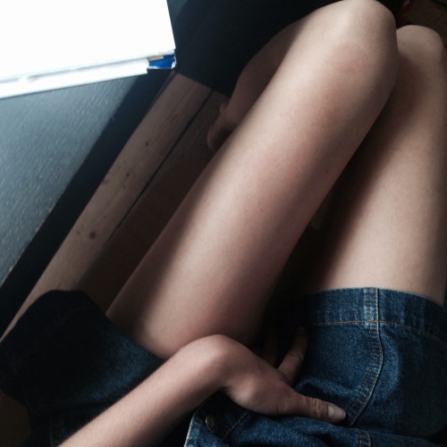 fillesdefilles:  Distraction while studying…