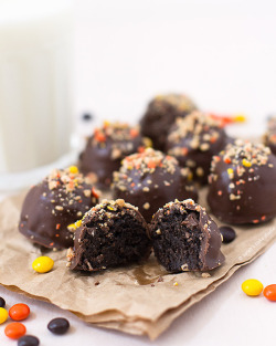 fullcravings:  Peanut Butter Oreo Truffles