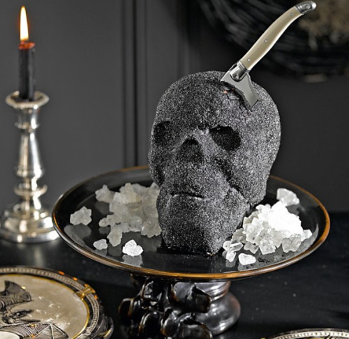 unicorn-meat-is-too-mainstream:  No Body Can Deny A Slice Of Skull Cake 