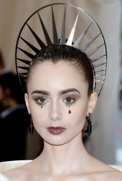 Alexdaddario: Lily Collins@ The Heavenly Bodies: Fashion &Amp;Amp; The Catholic Imagination