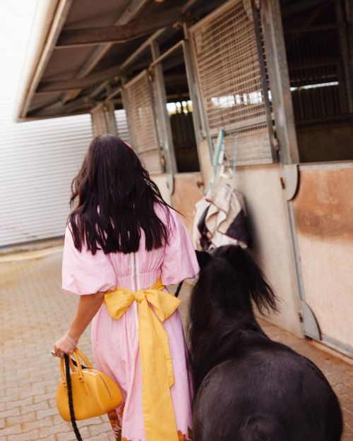 They call me the pony whisperer 🥰.
Had so much fun styling some fun Spring Carnival looks with @binnywear, including her gorgeous Cup dress here, in all its gorgeous linen glory and puffy sleeves 💕. Perfectly paired with millinery from the super...