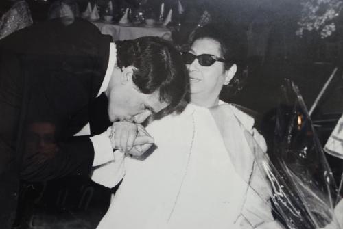 isqineeha:Abdel Halim Hafez kissing the hands of Umm Kalthoum.