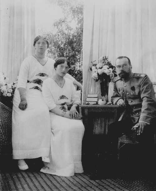 grandduchesstatiana:OTMA with their father in Tsarskeo Selo, Spring 1916