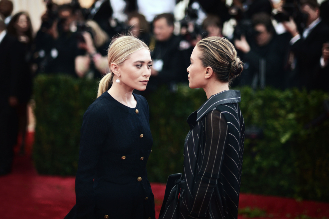 lelaid:  Ashley Olsen in vintage Chanel and Mary Kate Olsen in vintage Gianfranco