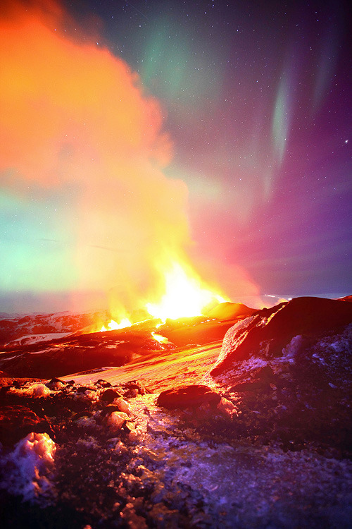 odditiesoflife:Amazing Volcanic Eruption With Northern Lights, Iceland After hearing that the Eyjafj