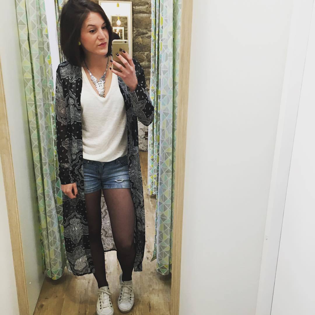 Look du jour 🌼 #ootd #outfit #lookbook #top #snowwhite #cardigan #long #mandala #veromoda #short #denim #only #work #girl #brunette #brest (à Brest, Bretagne)