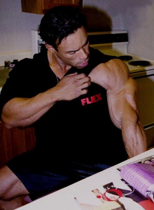 joeysilverado:  Kevin Levrone  Damn I’ve never seen him sans pants, not disappointed in the least.