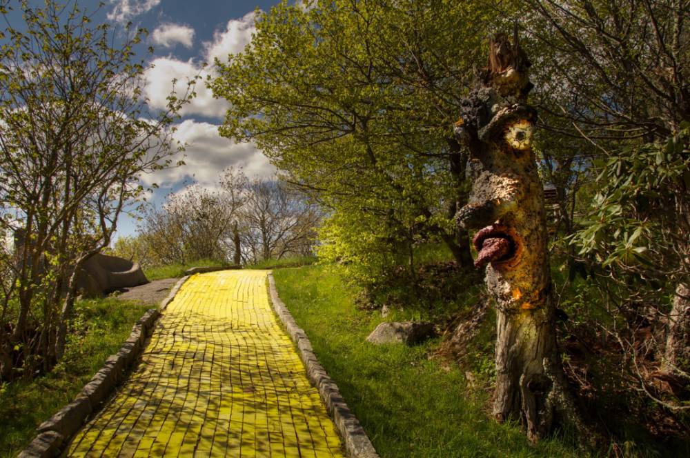 princessofoz:  unexplained-events:Abandoned Wizard of Oz theme parkI wanna go sooo