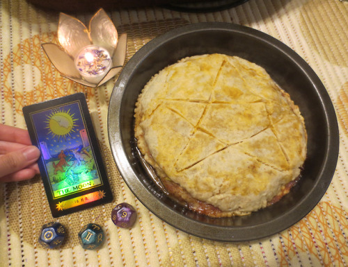 Happy full moon Decided to bake a magical vegan apple pie this esbat! 