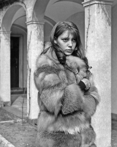 erosioni:Anne Wiazemsky, 1969. 