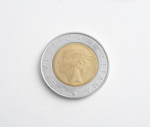 Laura Cretara, Bimetallic money, 500 Lire, designed 1982. With signature of the coin designer. The h