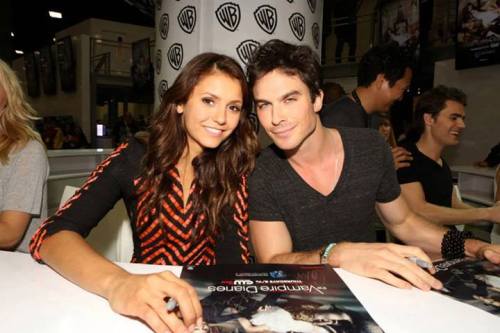 Ian e Nina assinando autógrafos na Comic Con!