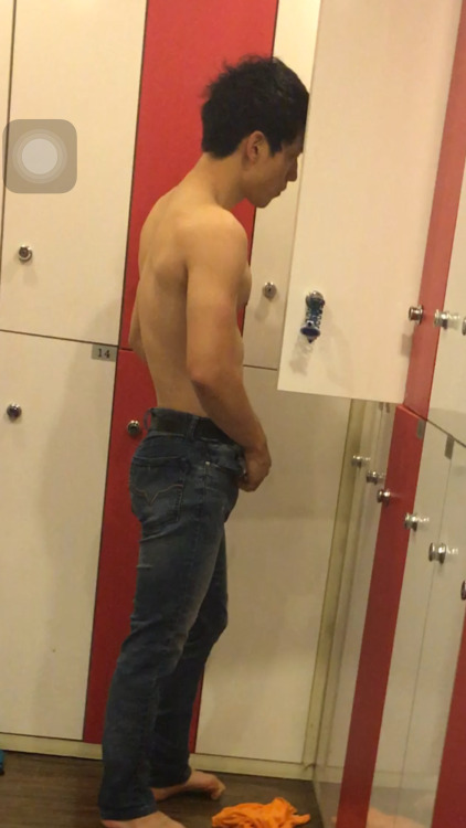xiaohaogayphotosblog: xiaohaogayphotosblog 【GIF】健身房更衣室 好犯規的偷拍
